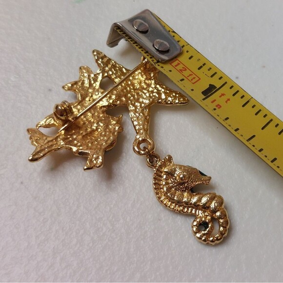 Vintage Gold Tone Enameled Sea Creatures Brooch Pin Fish Seahorse Starfish - Picture 5 of 6